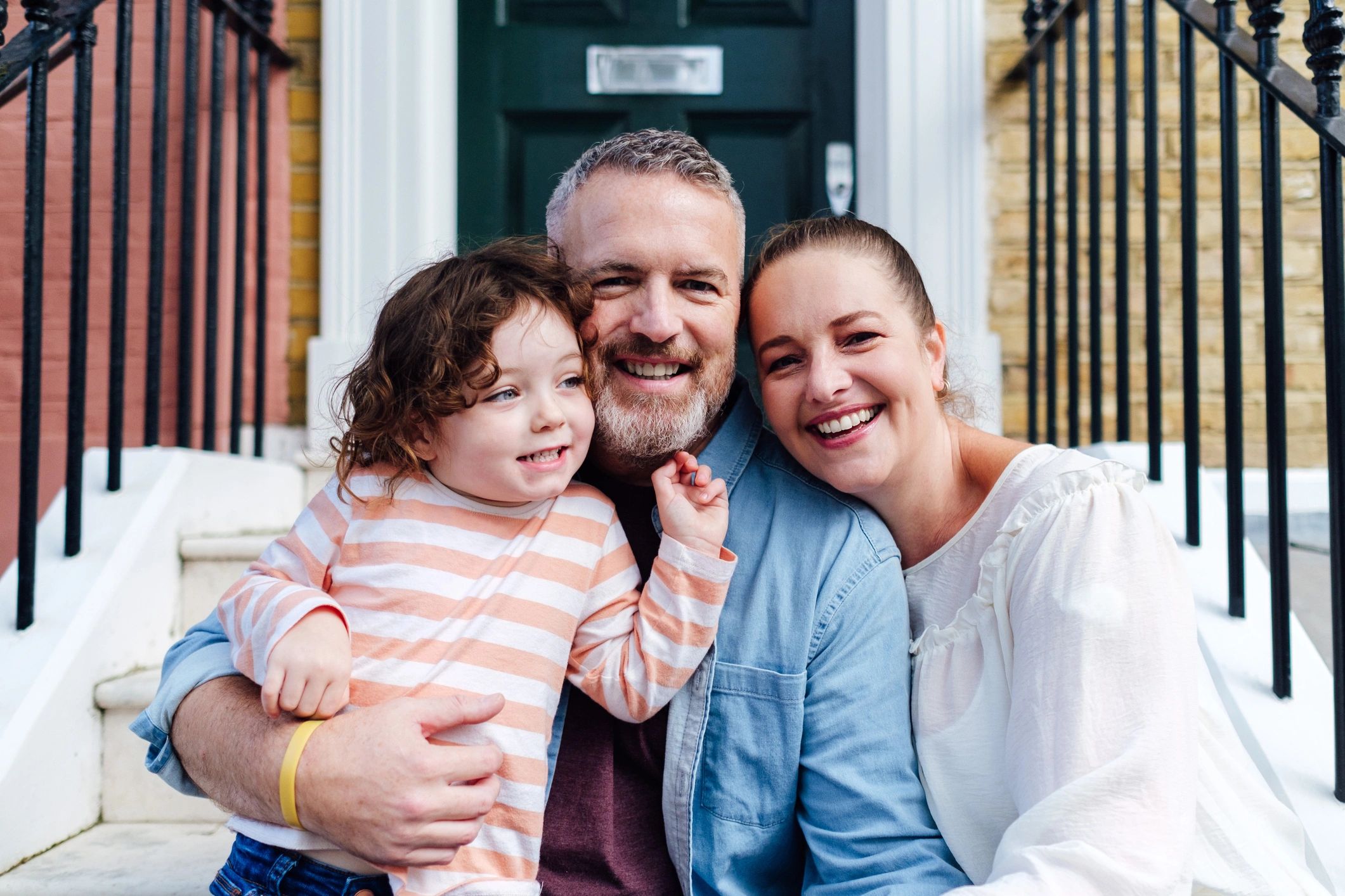 Familia en la entrada de su nueva casa