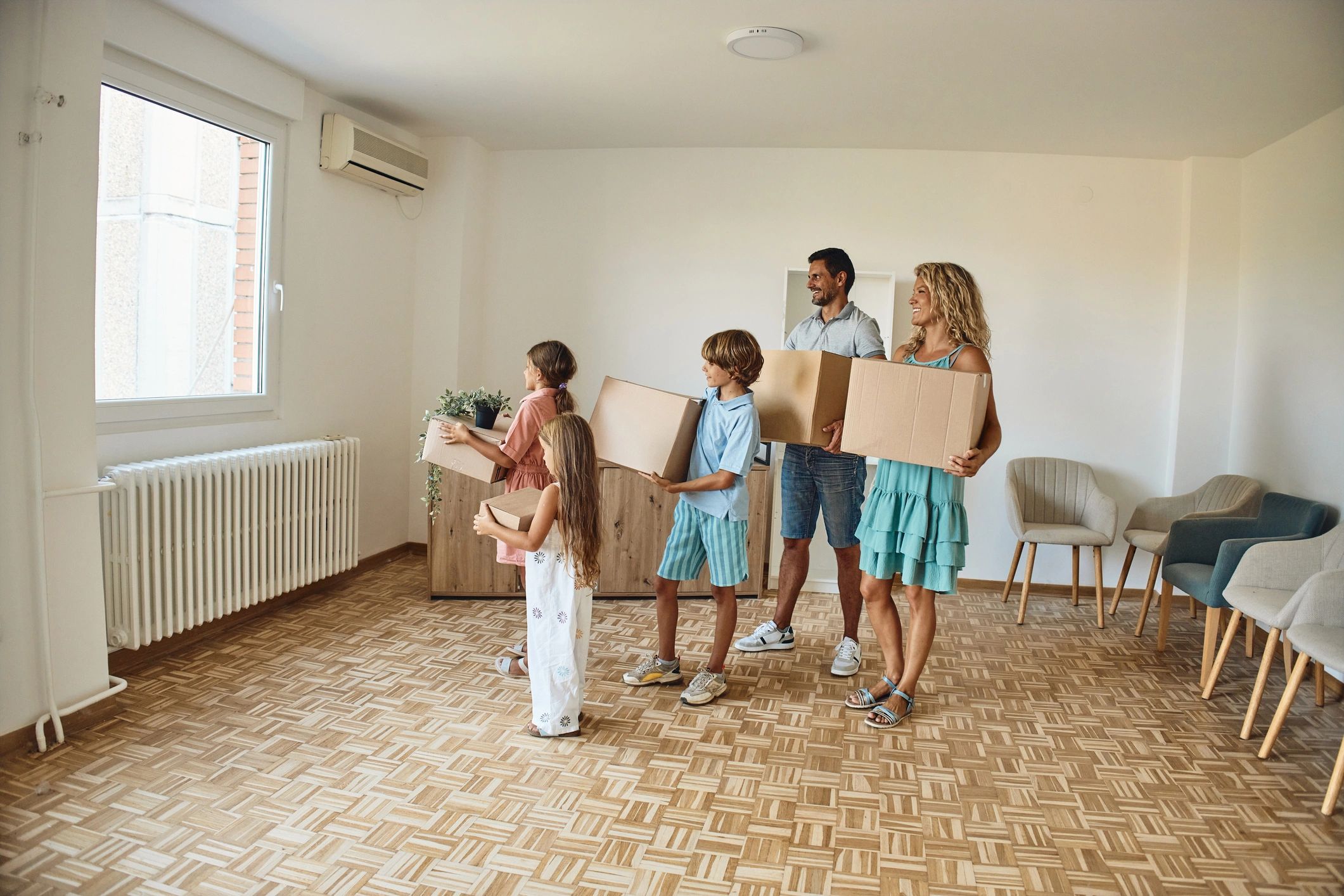 Familia mudándose a un nuevo hogar