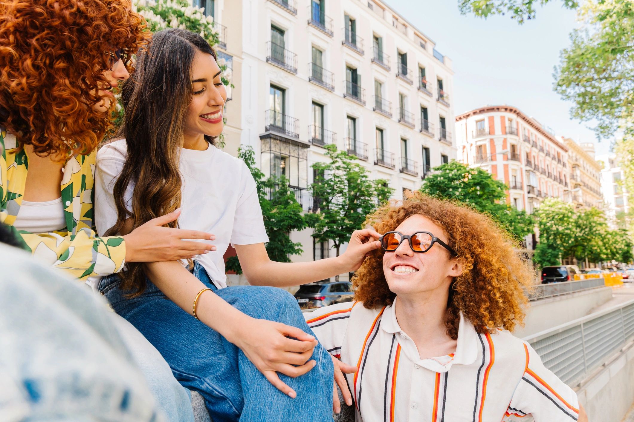 Personas conversando en una calle urbana de Barcelona