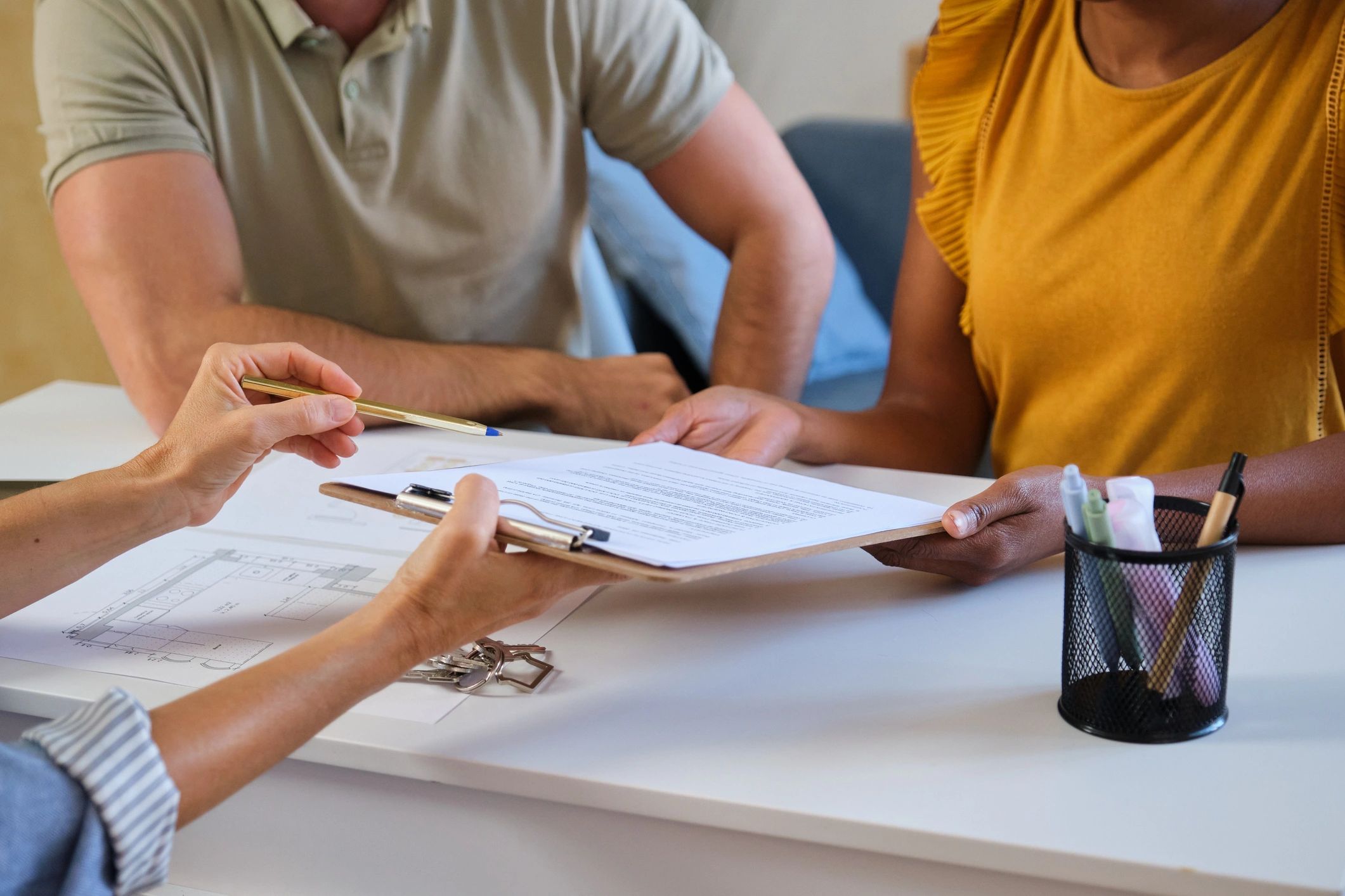 Firma de documentos en una mesa, representando trámites y acuerdos profesionales
