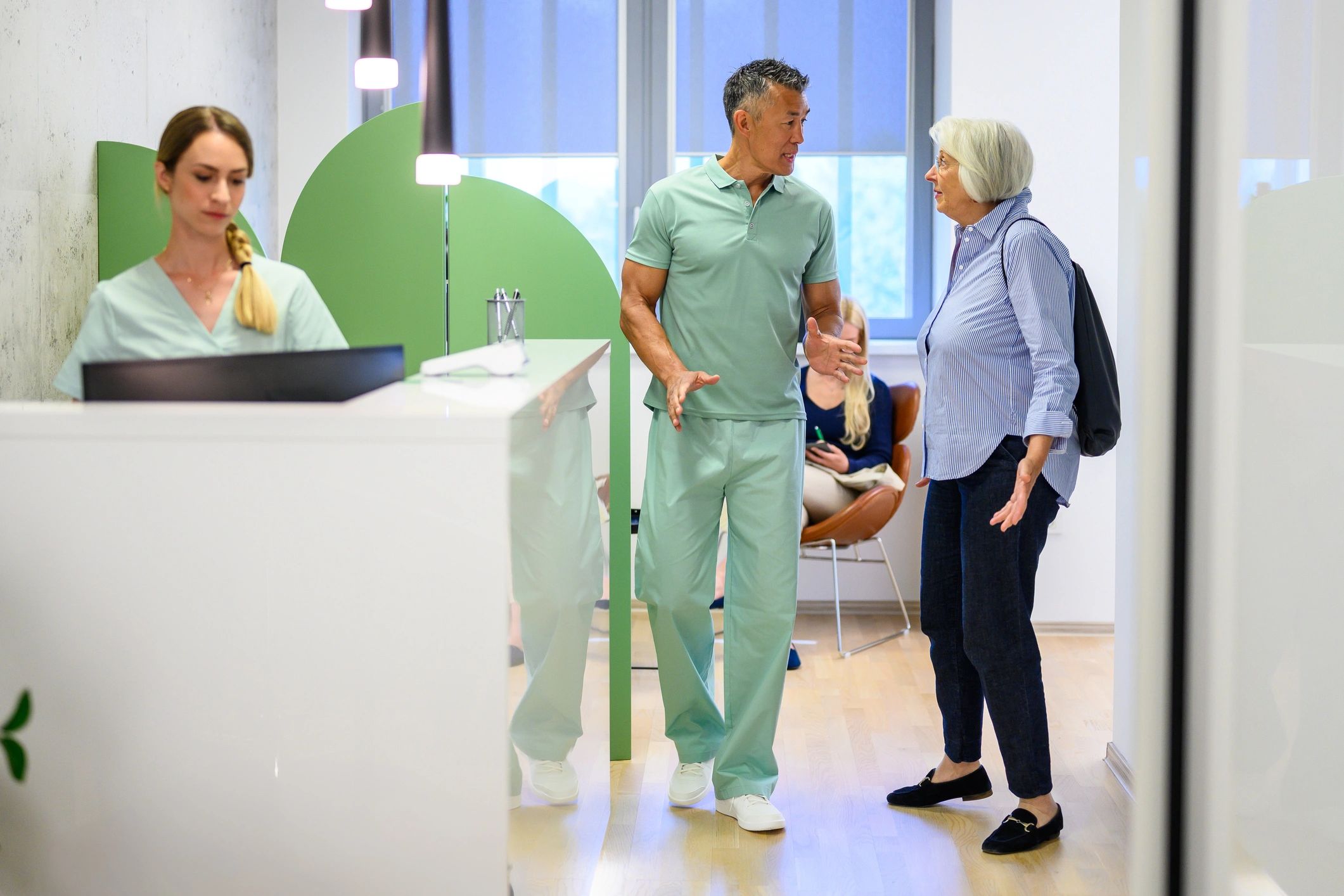 Profesional sanitario atendiendo a un paciente en una clínica