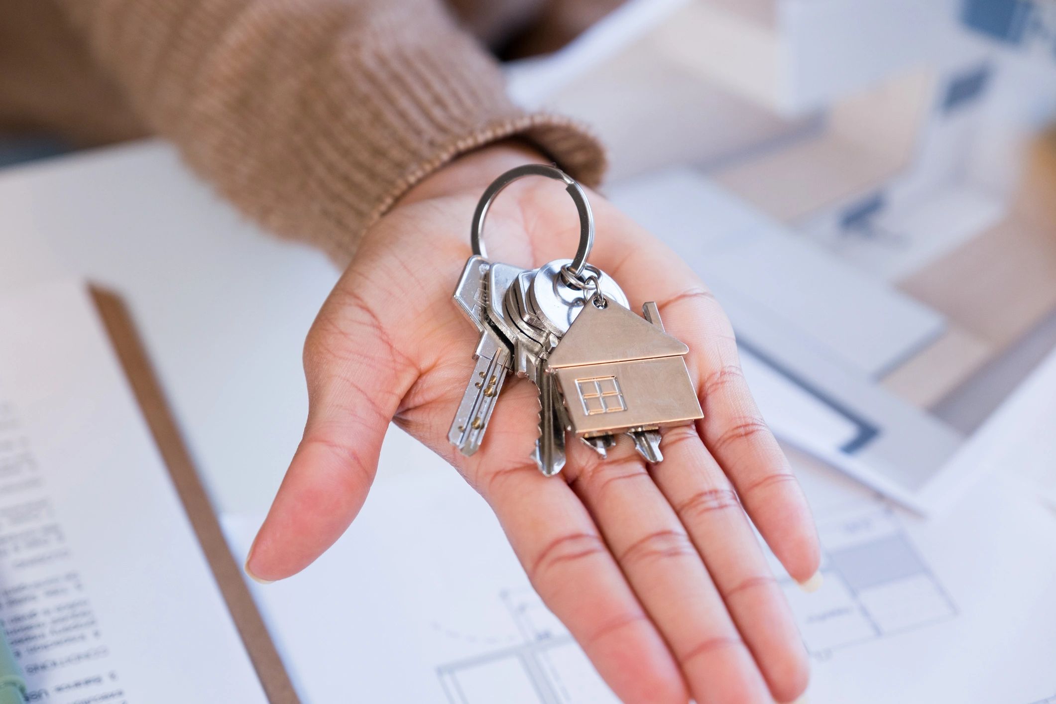 Entrega de llaves, símbolo de nuevo hogar y gestión de vivienda