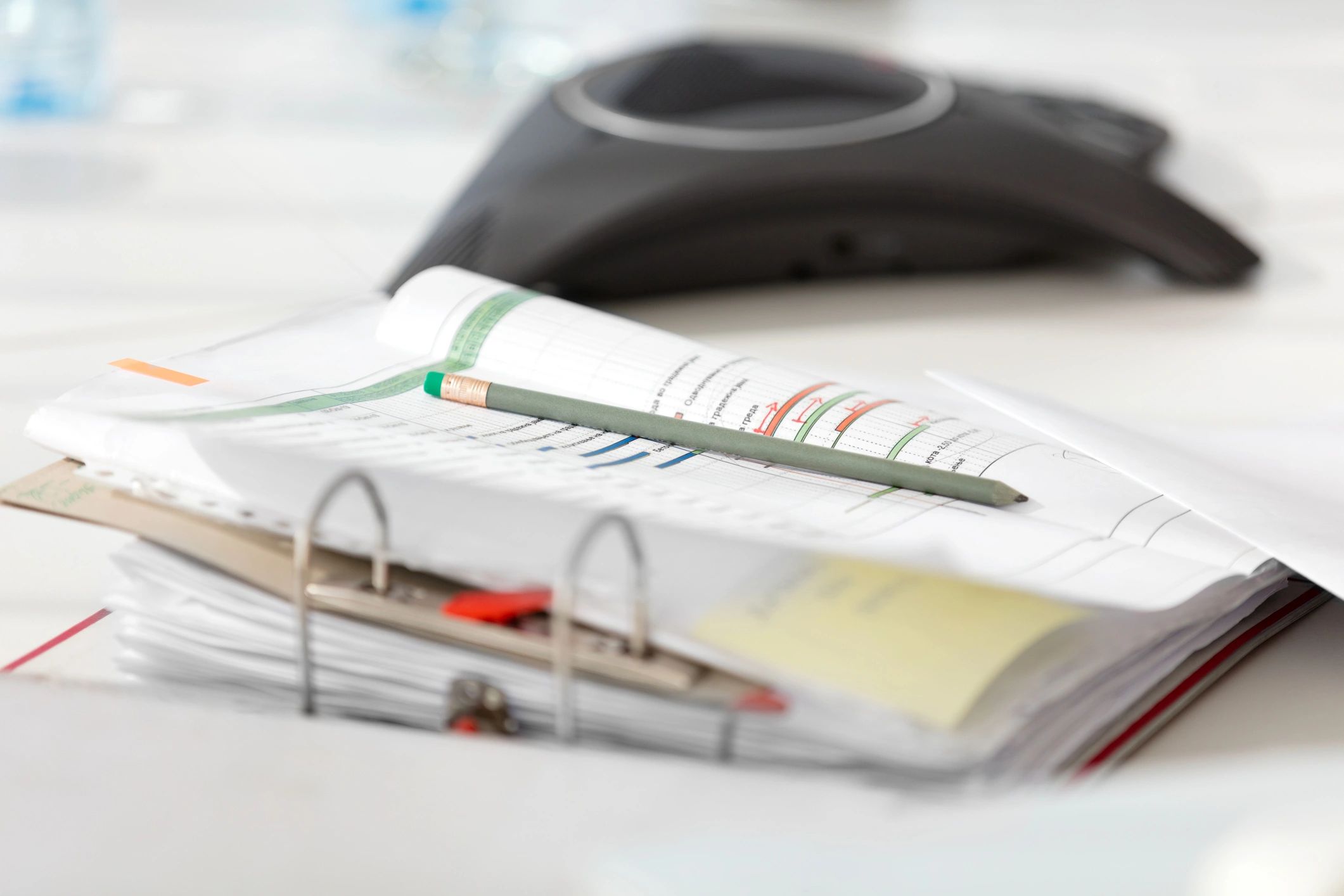 Documentos y formularios sobre una mesa